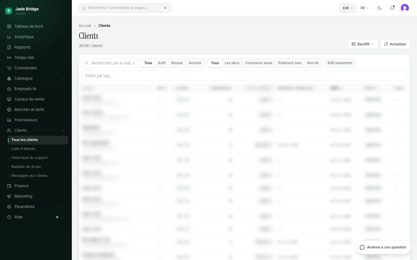 La liste des clients. Recherche, statut, rattachement, B2B et filtres par étiquette en haut ; cliquez sur un nom de colonne pour trier.